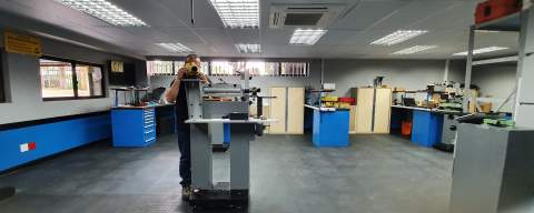 The service centre employs modern calibration test equipment in a full electrostatic                   discharge (ESD) and thermostatically controlled facility.