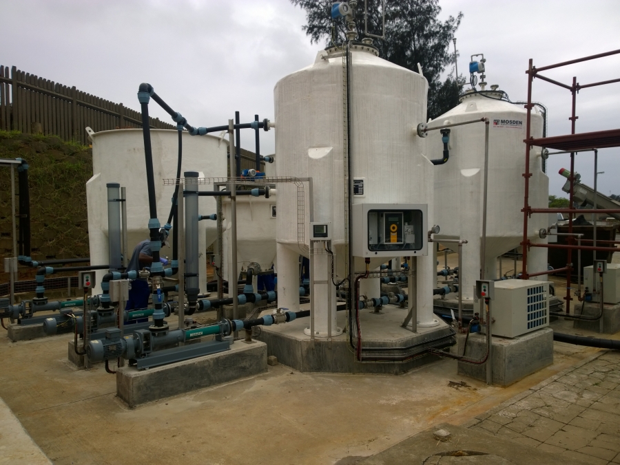 The sludge digestion pilot plant showing an anaerobic digester with integrated heat pump-driven heating circuit, sludge circulation pump and biogas analyser.