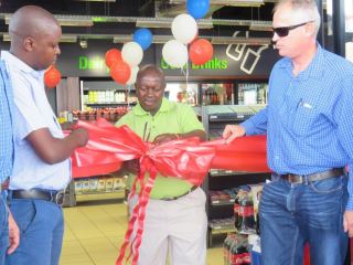 Mr Paulus Mahlangu from Engen Phola Park cuts the the ribbon, officially opening Engen Phola Park Convenience Centre