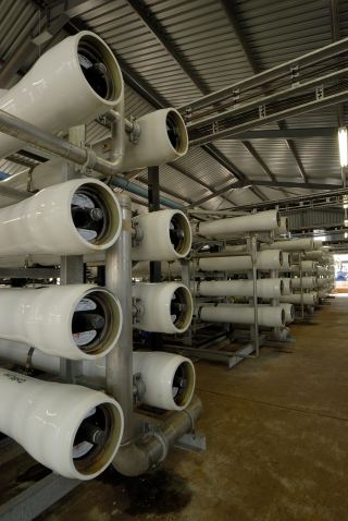 The thermal desalination plants ensure optimum salinity of the water cycle at the main water treatment plant.