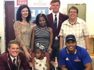 Seated in front: DB Janse van Rensburg (Paul Roos Gymnasium), Buhlebenkosi Mene (wheelchair recipient) and Damian Willemse (WP Stormers). Standing back (fltr) Adri Spangenberg (Polystyrene Association), Zikhona Mene (mother), Paul Spangenberg (Paul Roos Gymnasium) and Celista Gerber (Tygerberg Association for Persons with Physical Disabilities).