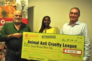 Sovereign Foods’ CEO Chris Coombes (right) and Group Executive – HR Thuto Maepa (middle) hands over cheque to the Animal Anti-Cruelty League&#039;s Chairman Glenn Truscott (left) 