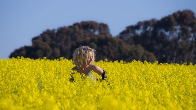 Sonia Poerstamper (Liza du Toit) wandel deur die Canola velde van Philidelphia. 