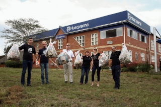 Pictured from left are Bronson Gunter, Allan Herbert, Dylan Lane (Managing Director), Taryn Archer, Erin Cavanagh and Shevonne Van Der Merwe from Husqvarna cleaning up a busy intersection in Mkondeni.