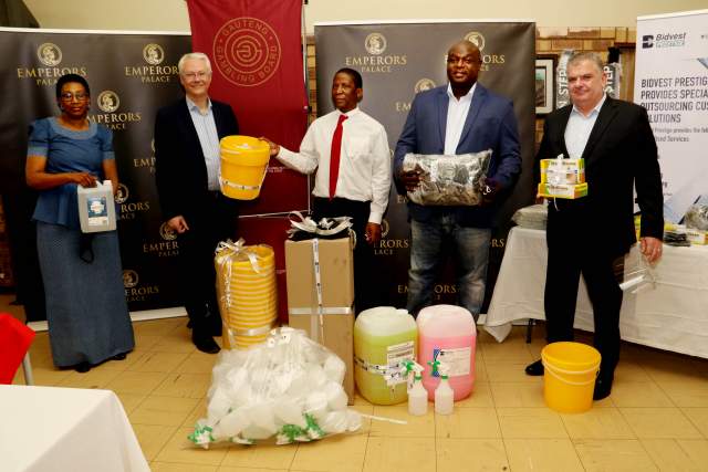 On hand to present the supplies to Ikusasa’s Acting Principal, Bheki Duma (middle) of Kempton Park was Peermont Trust Chairperson, Tshidi Madima of Midrand, Peermont CEO, Nigel Atherton of Edenvale, GGB CEO, Stephen Ngubeni of Joburg and Emperors Palace Complex General Manager, Clive Tavener of Modderfontein.