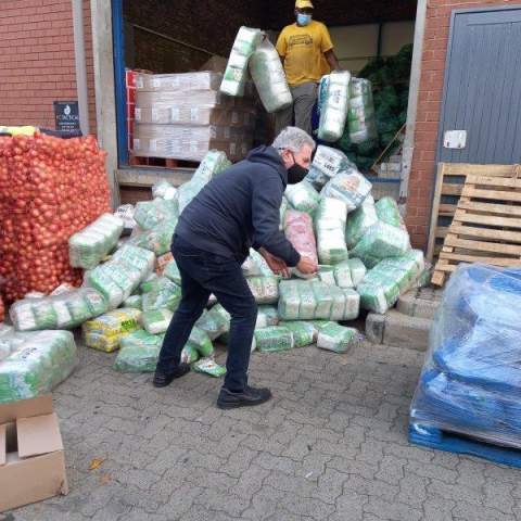 Alan Browde, CEO of SA Harvest, helping to load