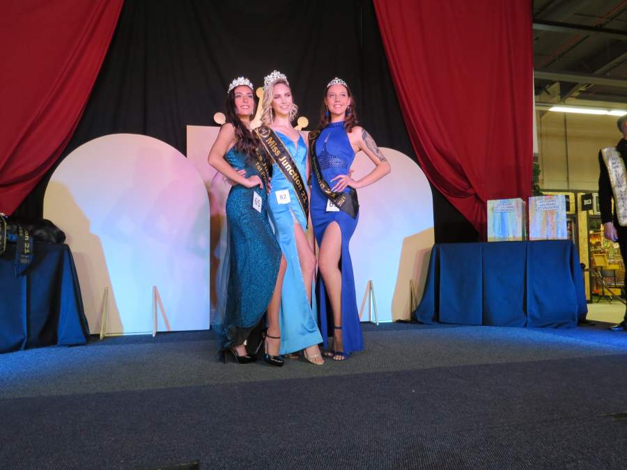 Miss Junction 21 17-19 years category. First princess: Katelynn Strydom. Winner: Charne van Emmenis. Second princess: Crystal Horgan. 