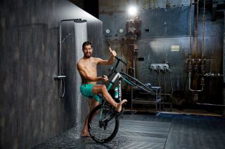 Cycling pros in the shower: hansgrohe’s 2019 Tour de France campaign