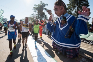 Sandile Mbili running the Nedbank Green Mile