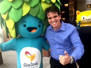 Rafael Sperotto with Tom, Rio 2016&#039;s Paralympic Games mascot