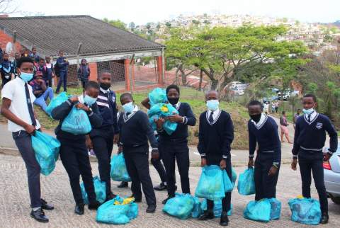 Pupils appreciating the kind gesture