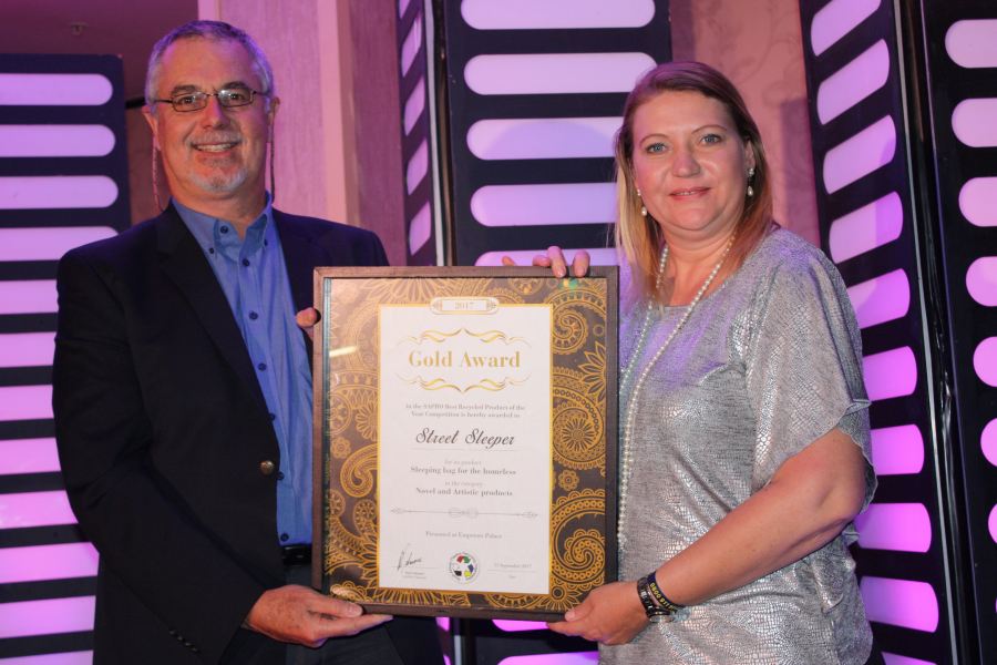 Charles Muller, Executive Director of Packaging SA, awards the Gold Award to Delanie Bezuidenhout of the SA Vinyls Association (SAVA) who received the certificate on behalf of the Street Sleeper team at the recent 