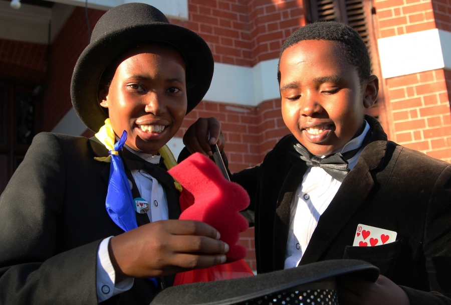 Dazzling township magician duo Anelisa Ntlonti and Qaqambile Mnqika are on their way to Las Vegas in the USA! Help the College of Magic, Cape Town&#039;s only magical arts organisation get them ther